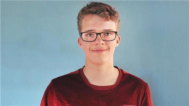 Ein Junge schaut in die Kamera