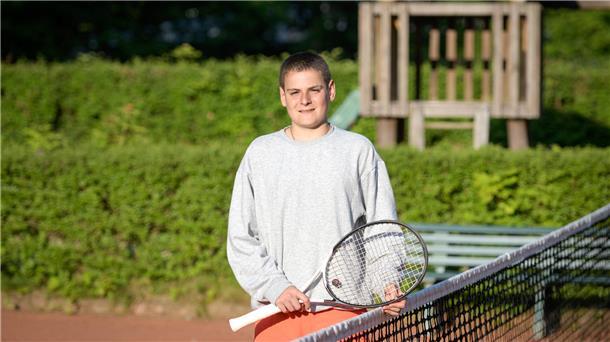 Der 14-jährige Kolumbianer David Medina ist beim Bremerhavener TV fast jeden Tag auf dem Tennisplatz zu finden.