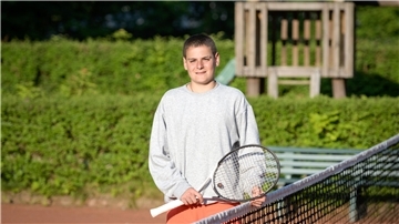 Der 14-jährige Kolumbianer David Medina ist beim Bremerhavener TV fast jeden Tag auf dem Tennisplatz zu finden.