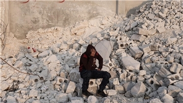 Der 15-jährige Muhammad Al-Mula sitzt in der Nähe seines zerstörten Hauses: Die Menschen in Syrien bekommen nach dem Erdbeben Hilfe von der EU.