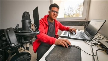 Der 17-jährige Rap-Produzent Andrew Pielhop hat es geschafft: Erstmals steht ein Song von ihm auf Platz eins der deutschen Albumcharts.