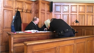 Der 18-jährige Angeklagte wird im Landgericht Bremen abgeschirmt: Bedauern über die Tat zeigte er nicht.