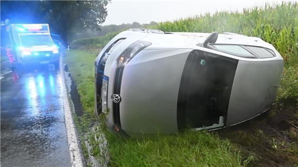 Der 18-Jährige verlor nach einer Kurve die Kontrolle über seinen Wagen. Der Grund dafür war wohl die regennasse Fahrbahn.