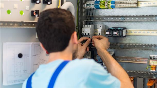 Widerstand gegen geplante Reform des Aufenthaltsrechts Der 19-jährige Mohammad aus Afghanistan arbeitet im Ausbildungszentrum der Siemens Professional Education an der Verdrahtung eines Schaltschranks.
