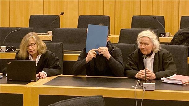 Der 20 Jahre alte Angeklagte zwischen seiner Pflichtverteidigerin (l) und dem Anwalt (r) im Gerichtssaal.