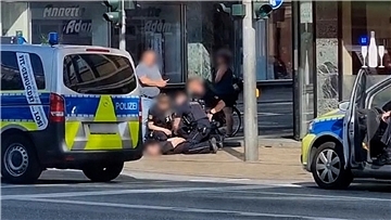 Der 21-Jährige ließ sich kurz nach der Tat an der Lloydstraße festnehmen. Bevor die Polizisten eintrafen, legte er sich auf den Gehweg und nahm die Hände auf den Rücken. Pistole und Armbrust lagen neben ihm.
