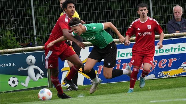 Der 2:1-Torschütze David Subasic im Zweikampf gegen Jeremy Dubber, links, und Musli Imeri.