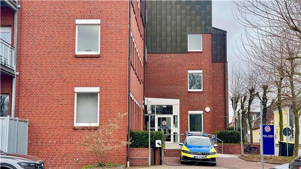 Der 22-jährige Bremervörder, der bereits in den vergangenen Tagen durch mehrere Straftaten auffällig geworden war, hat am Mittwochabend erneut zugeschlagen: Mit flüssigem Grillanzünder sowie Stoff- und Papiertüchern versuchte er, die Bremervörder Polizeidienststelle am Huddelberg in Brand zu setzen.
