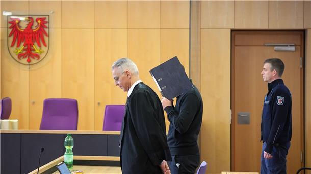 Urteil: Mehr als sieben Jahre Haft für tödliche Raserfahrt Der 24 Jahre alte Mann soll im alkoholisierten Zustand und mit überhöhter Geschwindigkeit auf der Bundesstraße 96a im Mühlenbecker Land einen Unfall verursacht haben bei dem zwei Menschen starben.