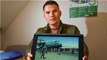 Der 26-jährige Afghane Mohammad Ali K. lebt in Bremerhaven und kann die Bilder aus seiner Heimat nur schwer ertragen. Er sorgt sich um seine Familie.