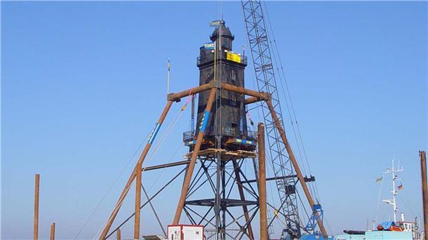 Der 34 Meter hohe und 113 Tonnen schwere Turm wurde in einem stützenden Stahlkorsett aufrecht stehend auf Pontons mit Schleppern zu seinem neuen Standort, knapp 100 Meter vor der Vorlandkante auf dem Kopf der bereits ausgebauten Buhne nördlich des Dorumer Hafens, gezogen.