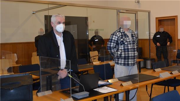 Der 36-jährige Angeklagte aus Stotel (Mitte) hatte am Vortag eine andere Version der Geschehnisse erzählt als die Zeugin am Freitag.