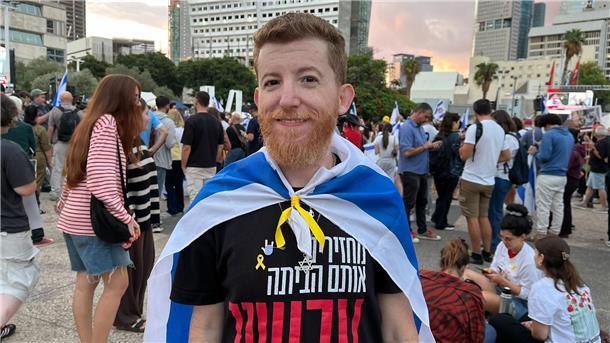 Israel nach Rückkehr der Geiseln im Freudentaumel Der 37-jährige Daniel Colodro steht auf dem Platz der Geiseln.
