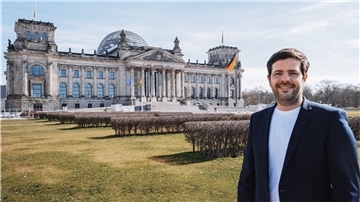 Der 45-jährige Daniel Schneider vor seiner Wirkungsstätte, dem Berliner Reichstagsgebäude, in dem das Parlament zusammenkommt.