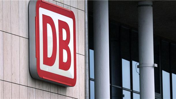  Das Logo der Deutschen Bahn am Gebäude des Hauptbahnhofs. 