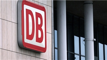  Das Logo der Deutschen Bahn am Gebäude des Hauptbahnhofs. 