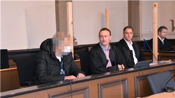 Der 65-jährige Angeklagte im Landgericht Verden mit seinen Verteidigern.