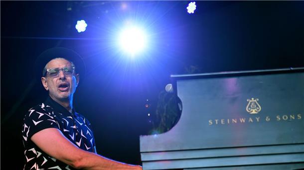 Jeff Goldblums „Still Blooming“-Album jazzt voller Starpower Der 72-Jährige kehrt ans Klavier zurück und zelebriert mit dem Mildred Snitzer Orchestra auf neun Tracks sein neues Album. (Archivbild)