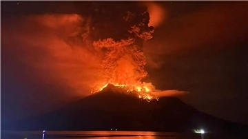 Der 725 Meter hohe Feuerberg Ruang im Sangihe-Archipel nördlich der Insel Sulawesi schleuderte eine 2000 Meter hohe Säule aus Asche, Rauch und Gestein in den Himmel, wie die nationale Agentur für Geologie berichtete.