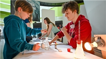 Der 8-jährige Klimahaus-Besucher Sven beobachtet gespannt das Experiment. Meteorologie-Student Johann Fechner erklärt ihm, was passiert.