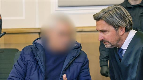 82-Jähriger erschießt jungen Nachbarn - Urteil wegen Mordes Der 82-jährige Angeklagte neben seinem Verteidiger im Landgericht Osnabrück.