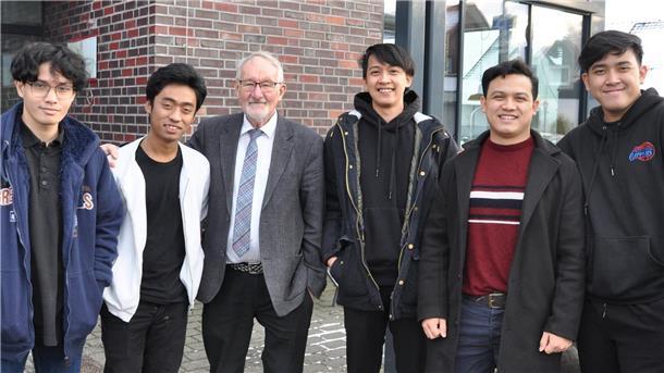 Eine Gruppe von Indonesiern mit dem Abbehauser Gastronom Udo Venema.