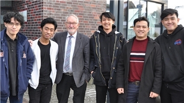 Eine Gruppe von Indonesiern mit dem Abbehauser Gastronom Udo Venema.