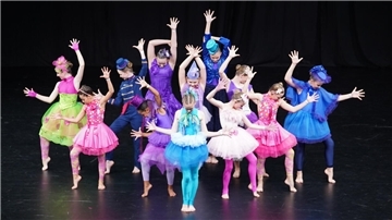 Der Abend im Theater im Fischereihafen beginnt gleich mit einem Höhepunkt: Der Choreografie „Magic to do“, mit der die „Juniors“ den deutschen Meistertitel im Musical Dance nach Bremerhaven holten.