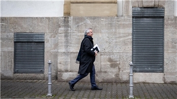 Der abgewählte Frankfurter Oberbürgermeister Feldmann (SPD) ist wegen Vorteilsannahme in zwei Fällen zu einer Geldstrafe verurteilt worden.