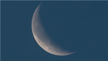 Der abnehmende Mond ist am Morgen am Himmel zu sehen.