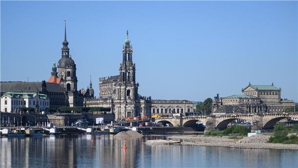 Abriss von Carolabrücke doch viel teurer Der Abriss der im vergangenen Jahr teils eingestürzten Spannbetonbrücke kostet die Stadt nach eigenen Schätzungen rund 32 Millionen Euro - deutlich mehr als bislang angenommen. (Archivbild)