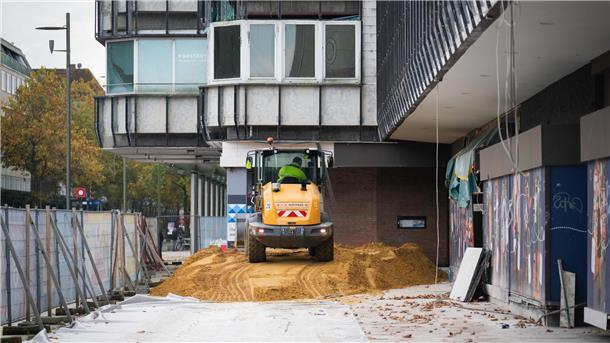 Abriss des Karstadt-Gebäudes startet früher als geplant in der Innenstadt Der Abriss des ehemaligen Karstadt-Gebäudes beginnt in der Bremerhavener Fußgängerzone – der Weihnachtsmarkt bleibt davon nahezu unberührt.
