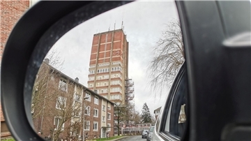 Rathausgebäude in einem Rückspiegel
