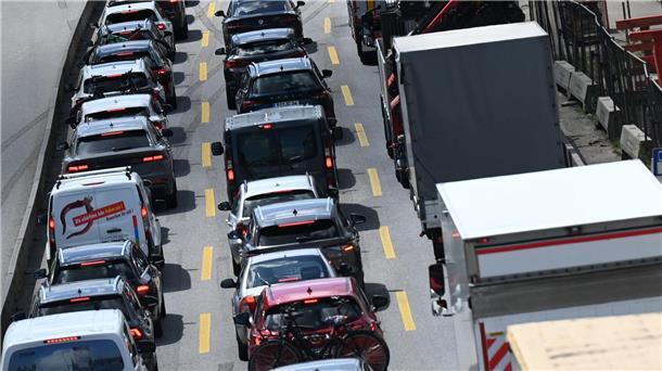 Ferienbeginn im Norden - Staus rund um Hamburg erwartet Der ADAC erwartet am letzten Juli-Wochenende besonders viel Verkehr auf den Autobahnen von und zu den Urlaubsorten an Nord- und Ostsee. (Symbolbild)