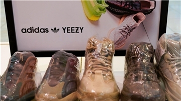 Der Adidas-Konzern will Teile des Bestandes an den gemeinsam mit Rapper Kanye West auf den Markt gebrachten Produkten der „Yeezy“-Reihe auch nach der Trennung von dem umstrittenen Musiker weiter verkaufen.