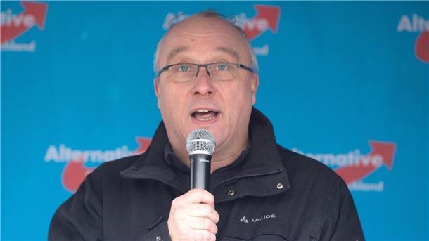 Der AfD-Bundestagsabgeordnete Jens Maier spricht auf einer Kundgebung der sächsischen AfD.(Archivbild)