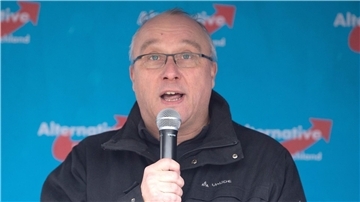 Der AfD-Bundestagsabgeordnete Jens Maier spricht auf einer Kundgebung der sächsischen AfD.(Archivbild)