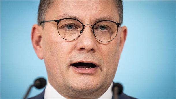 AfD-Chef Chrupalla: Rede von Nawalnys Witwe „Inszenierung“ Der AfD-Bundesvorsitzende Tino Chrupalla will im Fall Alexej Nawalny erst die Ermittlungen der russischen Behörden abwarten.