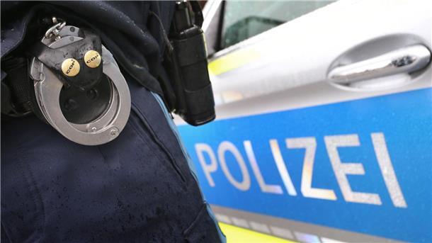 Der aggressive Mann landet in einer Zelle. (Symbolbild)