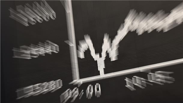 Interview: Wie man sein Geld am besten anlegen kann Die Anzeigetafel mit der Dax-Kurve zeigt im Handelssaal der Frankfurter Börse einen Kursrutsch (Aufnahme mit Zoom-Effekt).