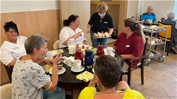 Der Aktionstag von Anja Thieling (mit Tablett) im Haus Ruhwarden war für alle ein Erfolg.