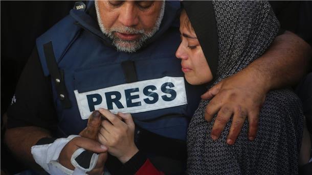 RSF: Dieses Jahr starben mehr als 50 Journalisten bei Arbeit Der Al-Dschasira-Journalist Wael al-Dahdu hält die Hand seines Sohns Hamza, der ebenfalls für Al-Dschasira arbeitete und bei einem israelischen Luftangriff im Gazastreifen getötet wurde.