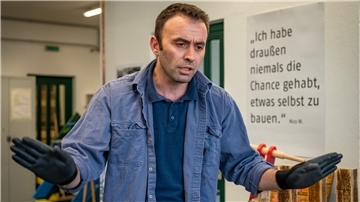 Der albanische Häftling Thanas Salija nimmt am Resozialisierungs-Projekt in der JVA Bremerhaven teil.