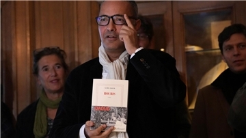 Der algerisch-französische Schriftsteller Kamel Daoud, nachdem er am Montag in Paris im Restaurant Drouant mit dem Prix Goncourt, dem renommiertesten Literaturpreis Frankreichs, ausgezeichnet wurde.