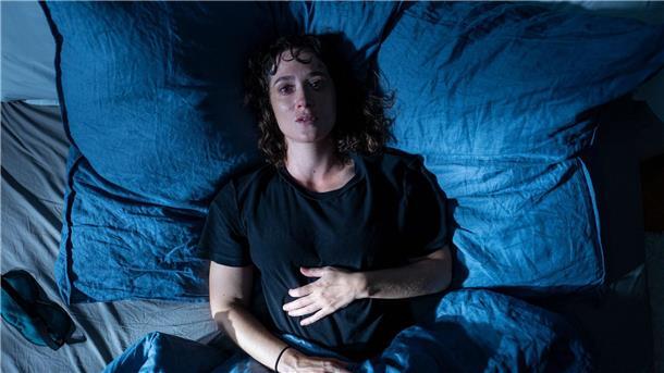 ZDF-Drama „Im Rausch“: Wann ist zu viel zu viel? Der Alkohol hat Katja (Friederike Becht) fest im Griff.