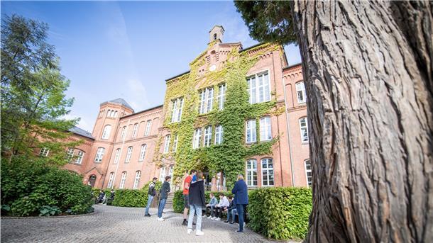 Der Alltag im Schulbetrieb während der Corona-Zeit nach dem Lockdown am Niedersächsischen Internatsgymnasium in Bad Bederkesa. Zu versetzten Pausenzeiten dürfen sich die Schüler unter Aufsicht der Lehrer auf dem Schulgelände aufhalten.