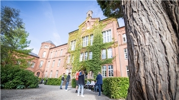 Der Alltag im Schulbetrieb während der Corona-Zeit nach dem Lockdown am Niedersächsischen Internatsgymnasium in Bad Bederkesa. Zu versetzten Pausenzeiten dürfen sich die Schüler unter Aufsicht der Lehrer auf dem Schulgelände aufhalten.