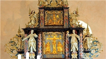 Der Altar in der Misselwardener Kirche ist mit Statuen der sieben Tugenden geschmückt.