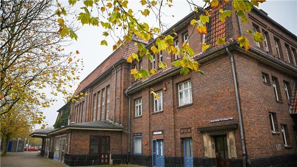 Der Bahnhof in Bremerhaven-Lehe wird nur noch zum Teil als Zugstation genutzt. Der größte Teil des Gebäudes ist in Privatbesitz und gammelt seit Jahren vor sich hin. Die Bahn plant die Zugänge und Bahngleise umzubauen.