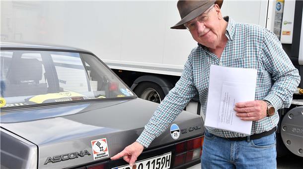 Der alte Bremerhaven-Aufkleber darf natürlich auf dem Heck des Oldtimers nicht fehlen.